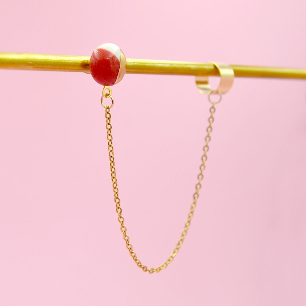 Cercel singular, Earcuff jumi-juma roșu