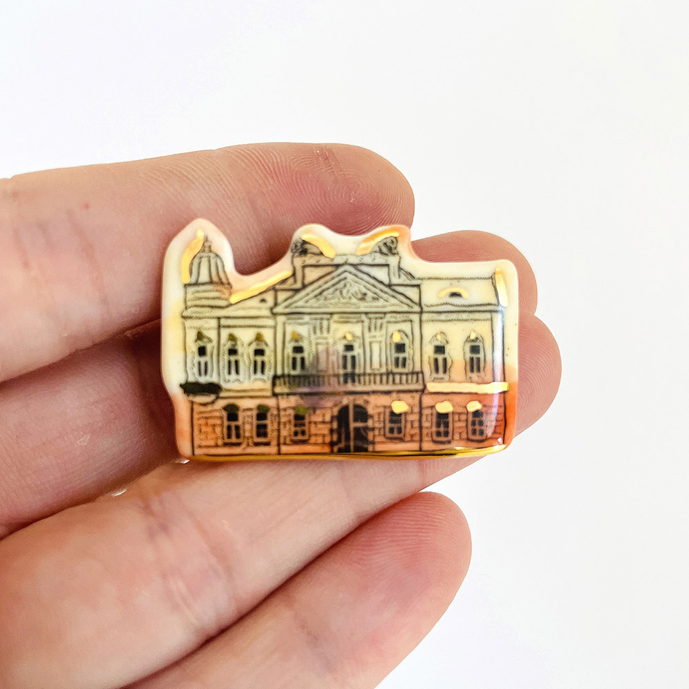 Broșă inspirată de Casa cu lei din Timișoara